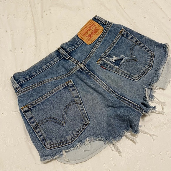 Vintage Levi’s Cutoff Denim Shorts (Size 27) - Picture 2 of 4